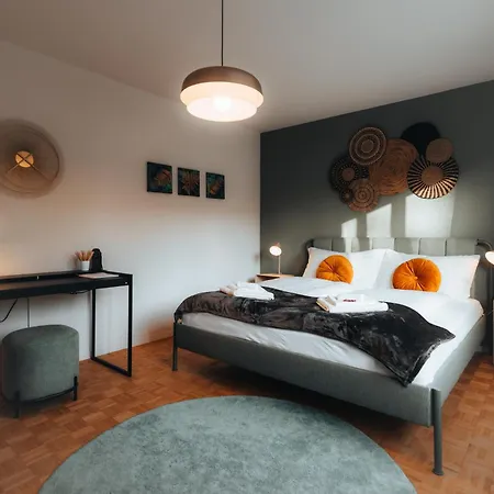 Zentrale Laenggasse - Ruhig - Gratis Parking - Oev Vor Der Tuer Apartment *